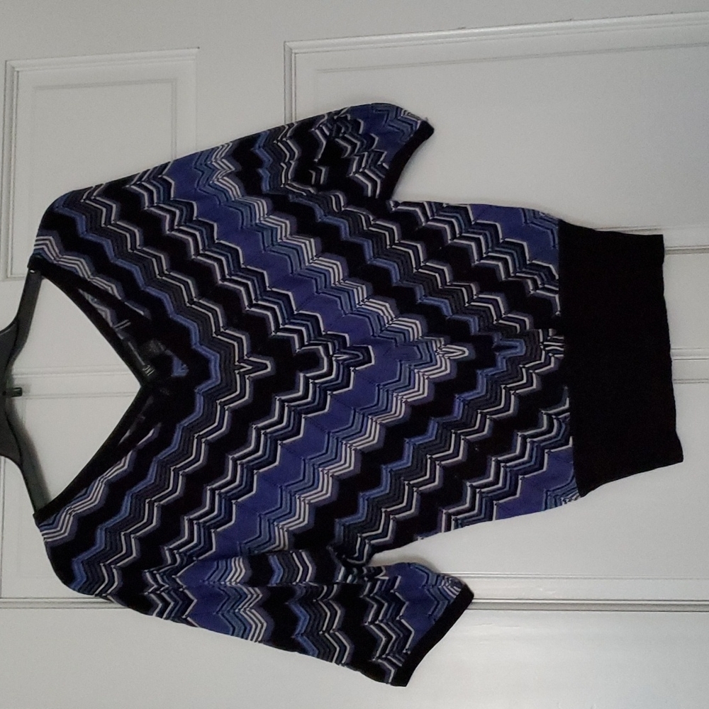 V-neck stripped sweater